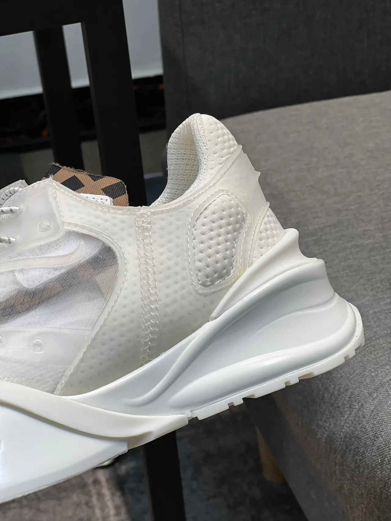 Fendi Mania Runner Tênis Chunky Brancos com Overlay Transparente 9