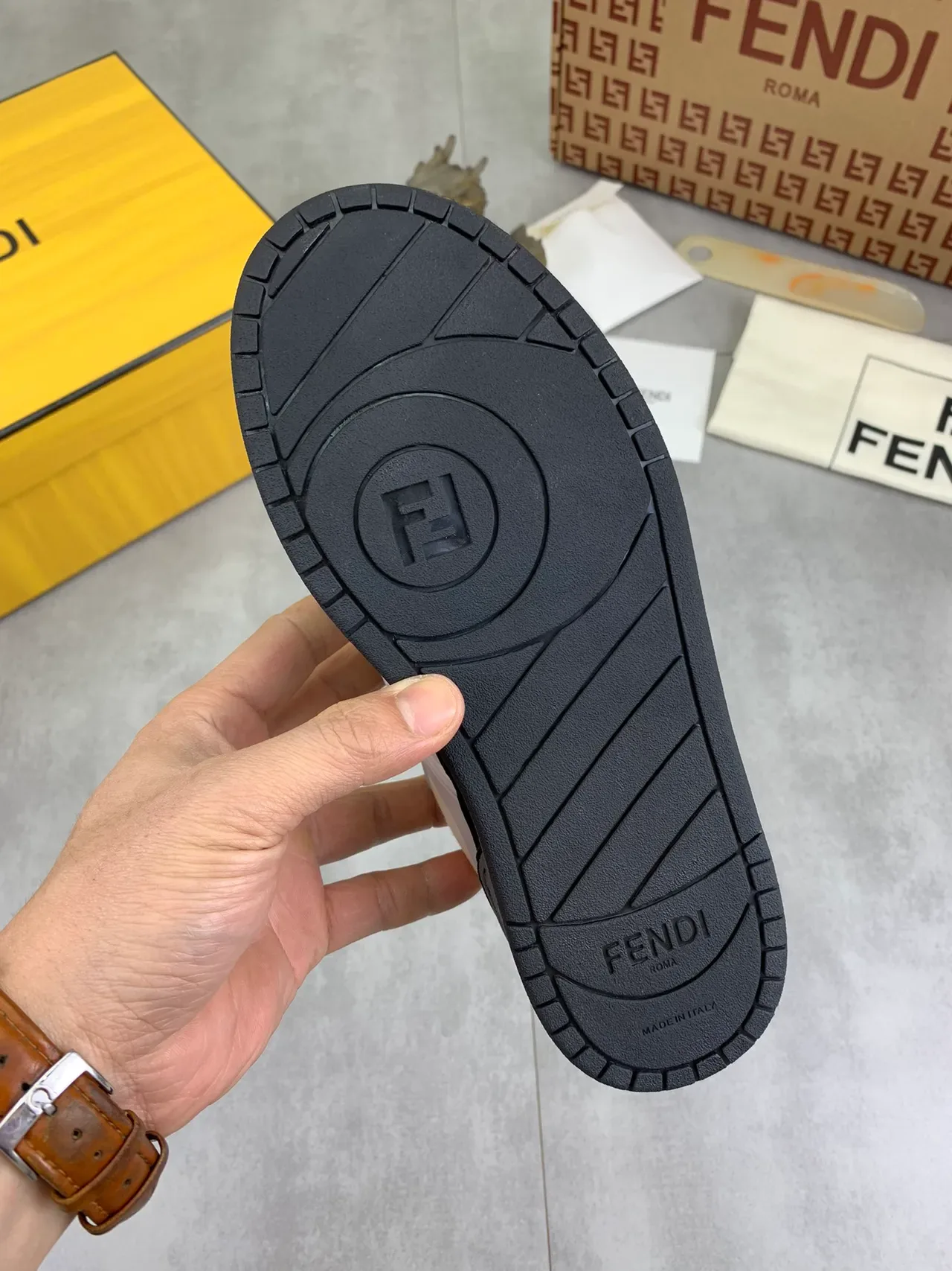 Fendi Run Away Off-White et Noir sneakers lifestyle 3