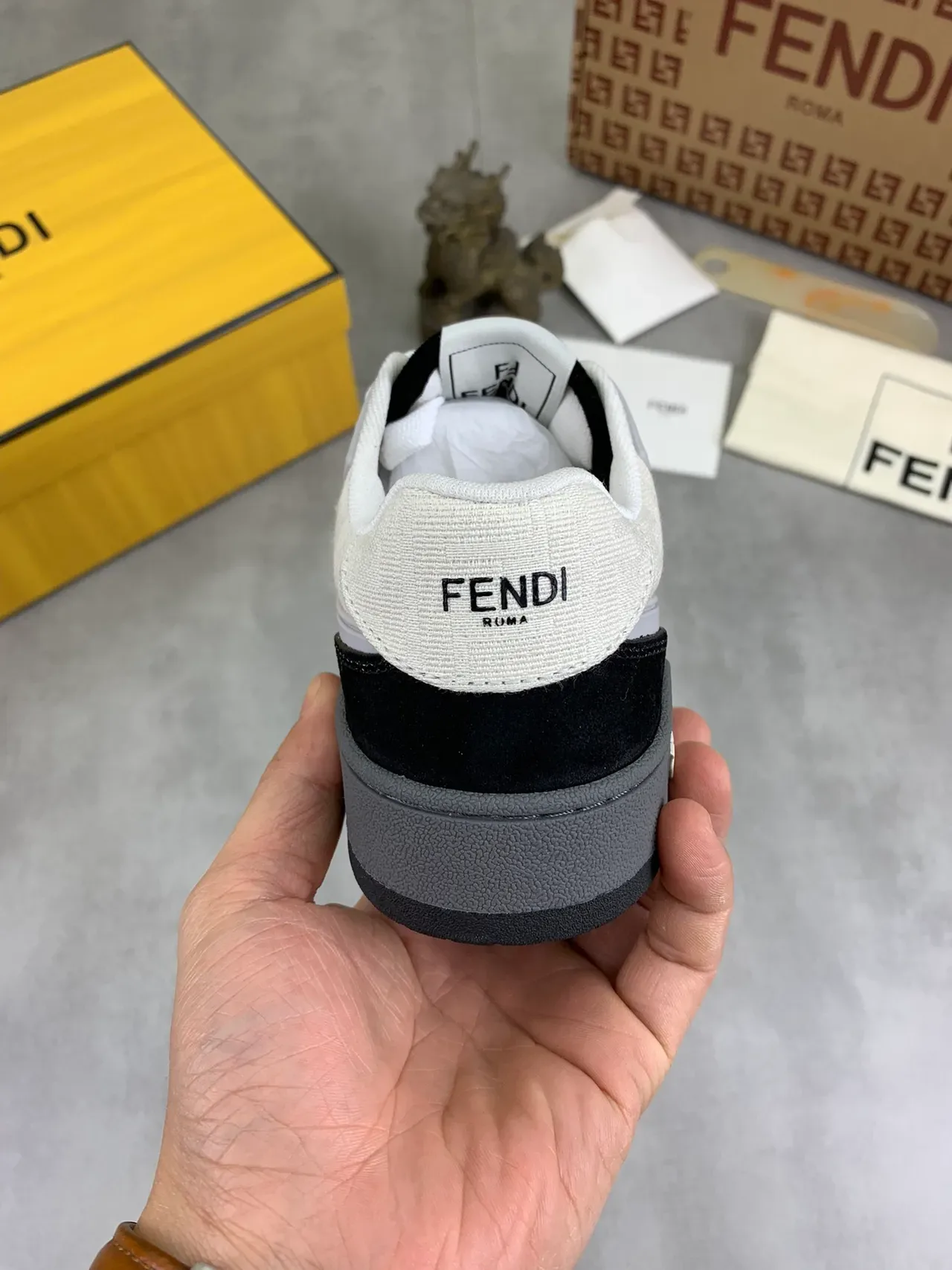 Fendi Run Away Off-White et Noir sneakers lifestyle 4