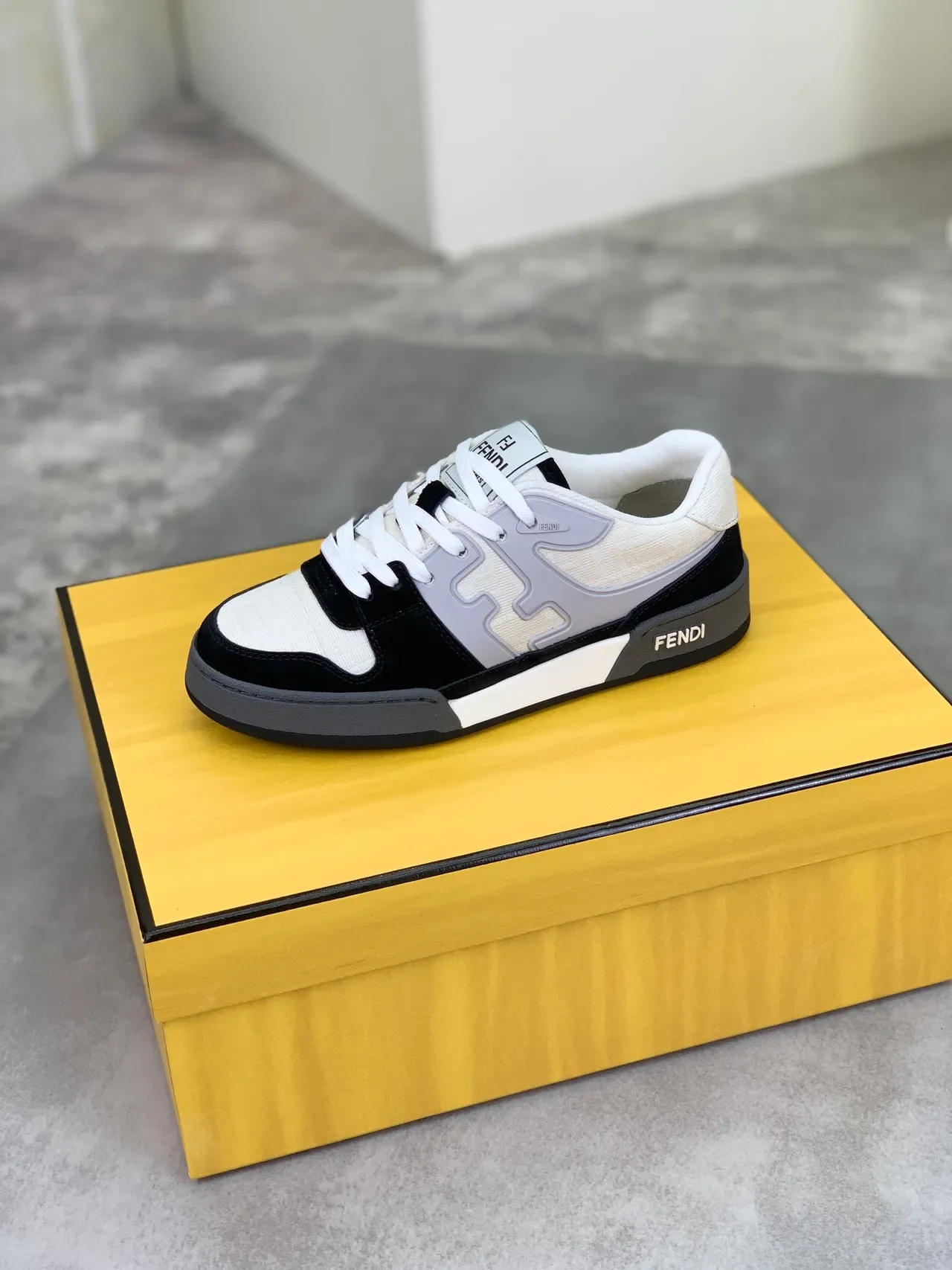 Fendi Run Away Off-White et Noir sneakers lifestyle 5