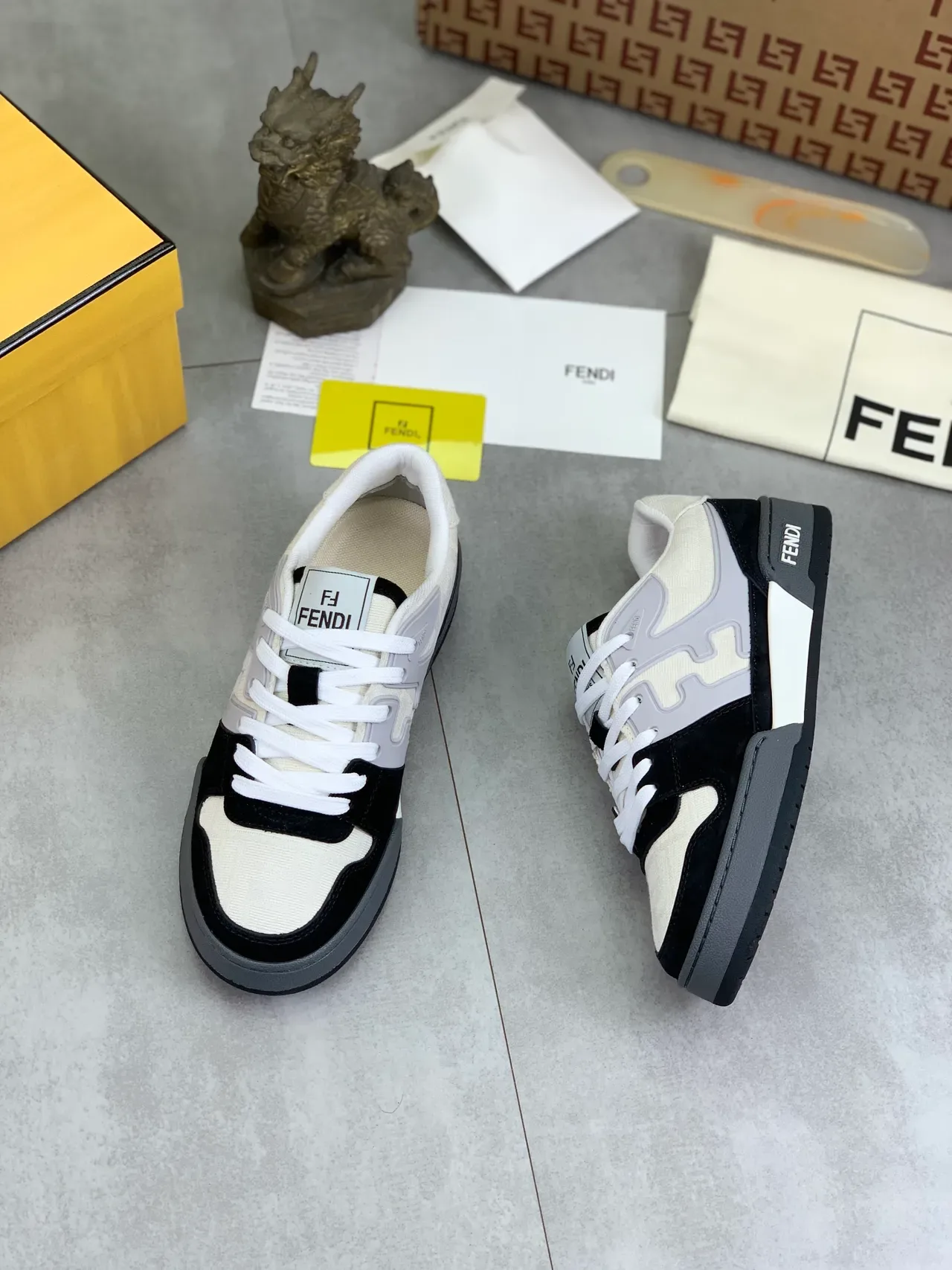 Fendi Run Away Off-White et Noir sneakers lifestyle 6