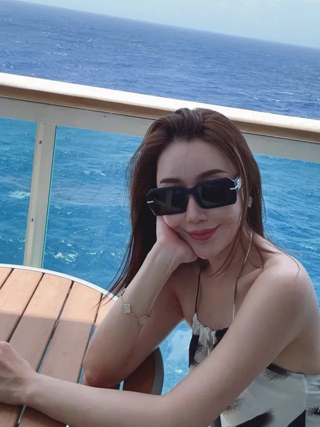 Fendi Square Oversized Rectangular Gradient Lens Sunglasses 4