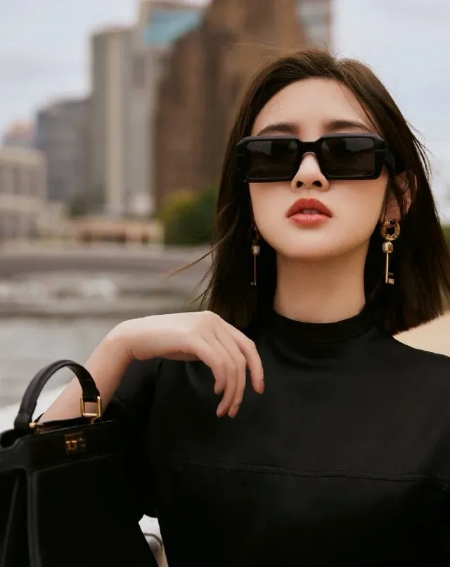Fendi Square Oversized Rectangular Gradient Lens Sunglasses 5