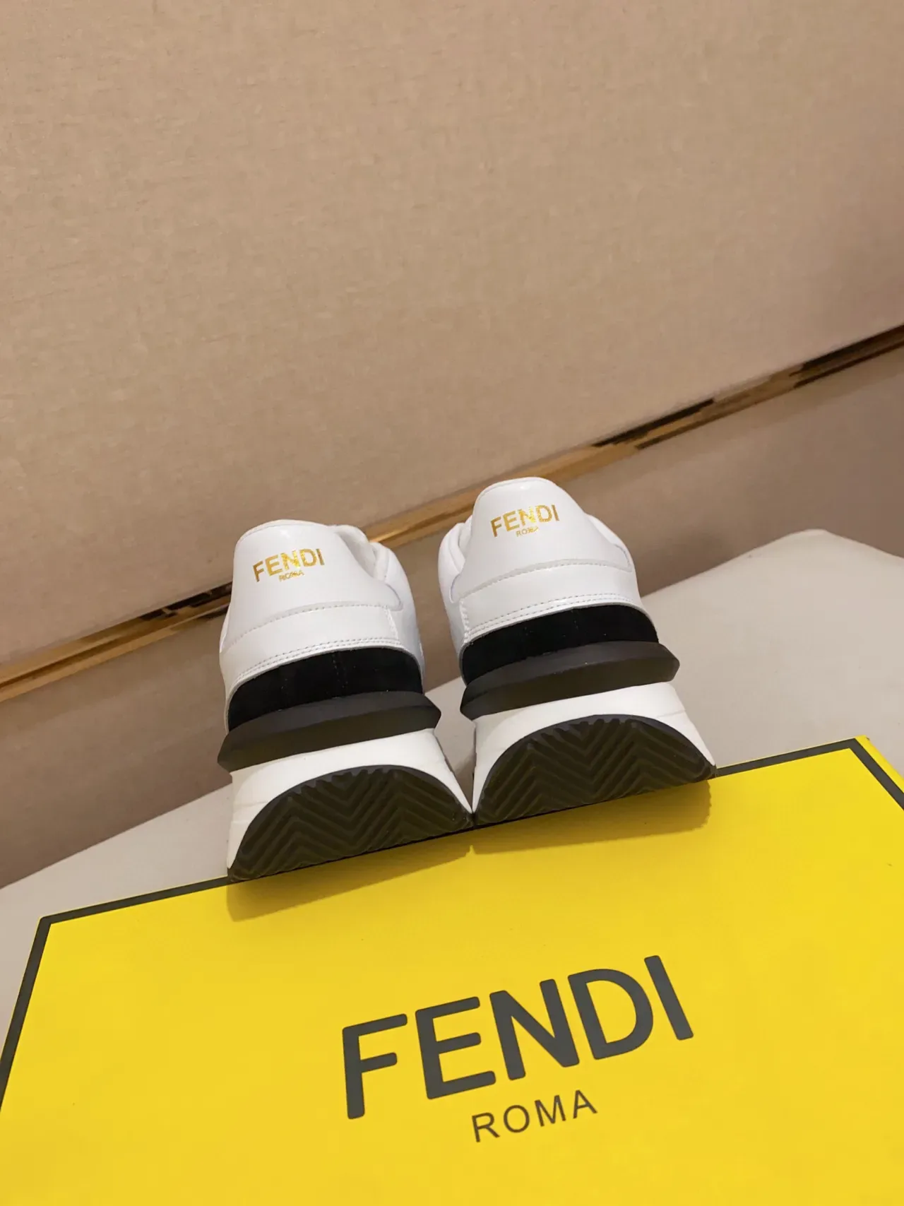 Fendi Branco Preto Monogram-Paneled Assimétrico Camada Superior Zapatilhas lifestyle 3