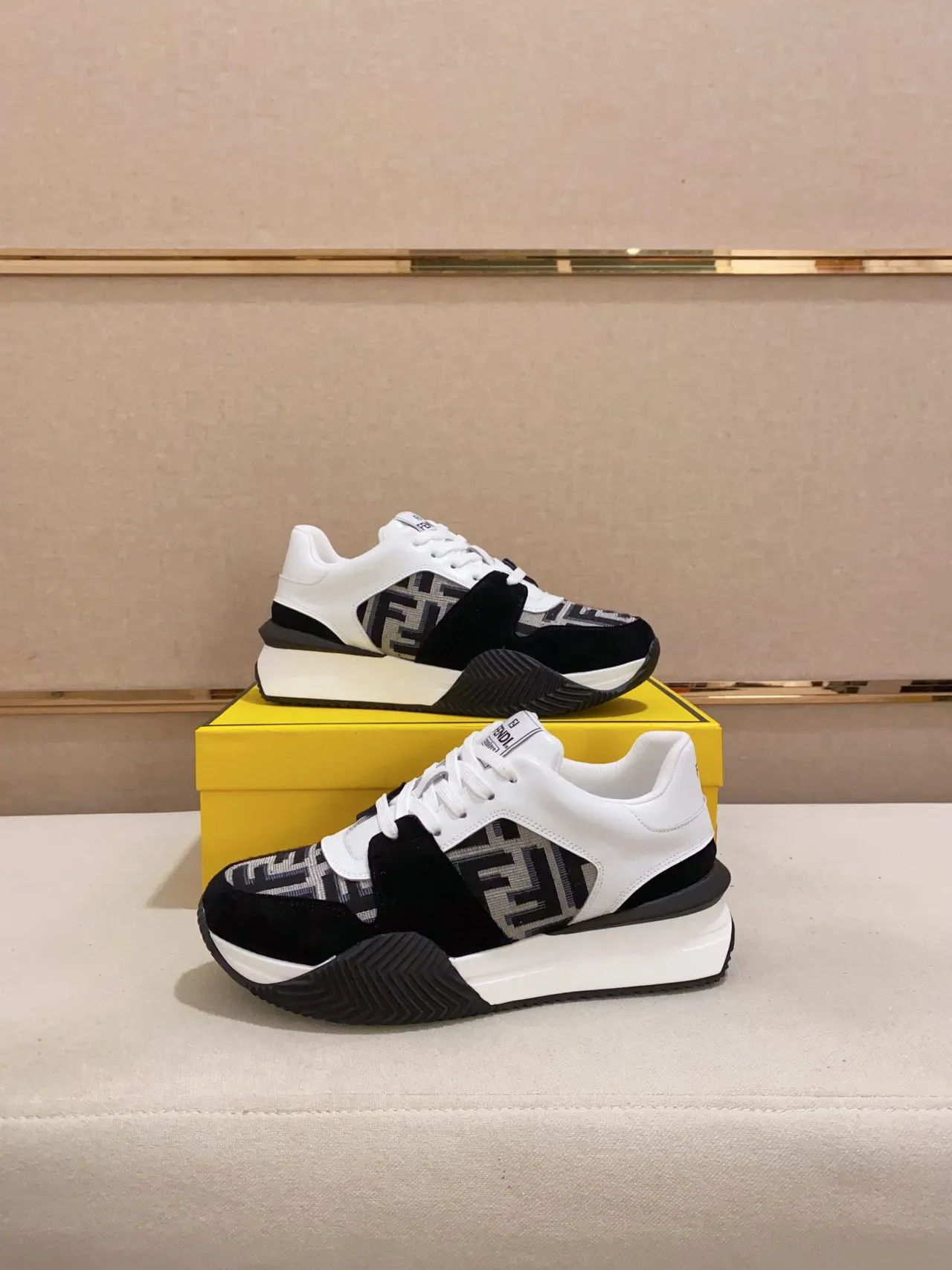 Fendi Branco Preto Monogram-Paneled Assimétrico Camada Superior Zapatilhas lifestyle 4
