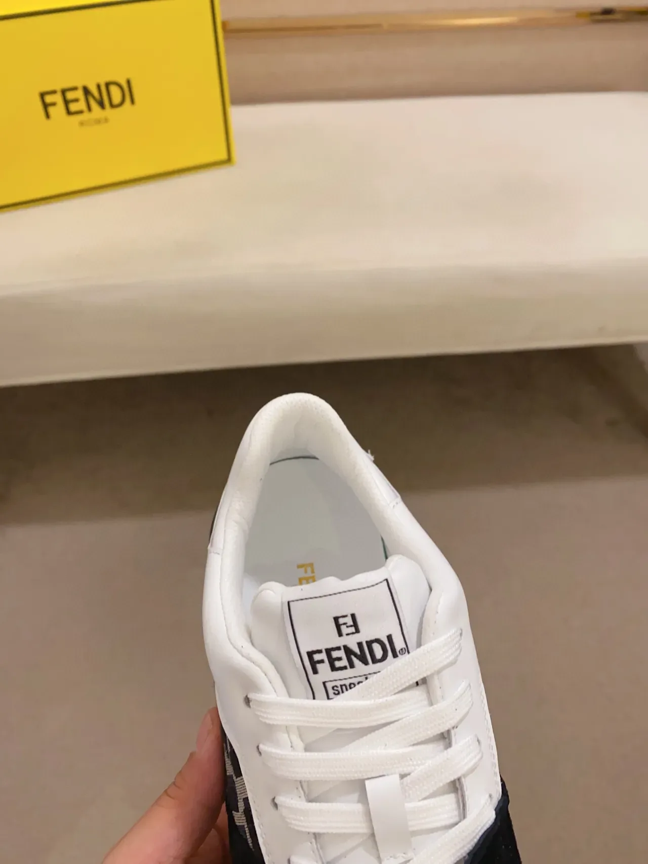 Fendi Branco Preto Monogram-Paneled Assimétrico Camada Superior Zapatilhas lifestyle 6