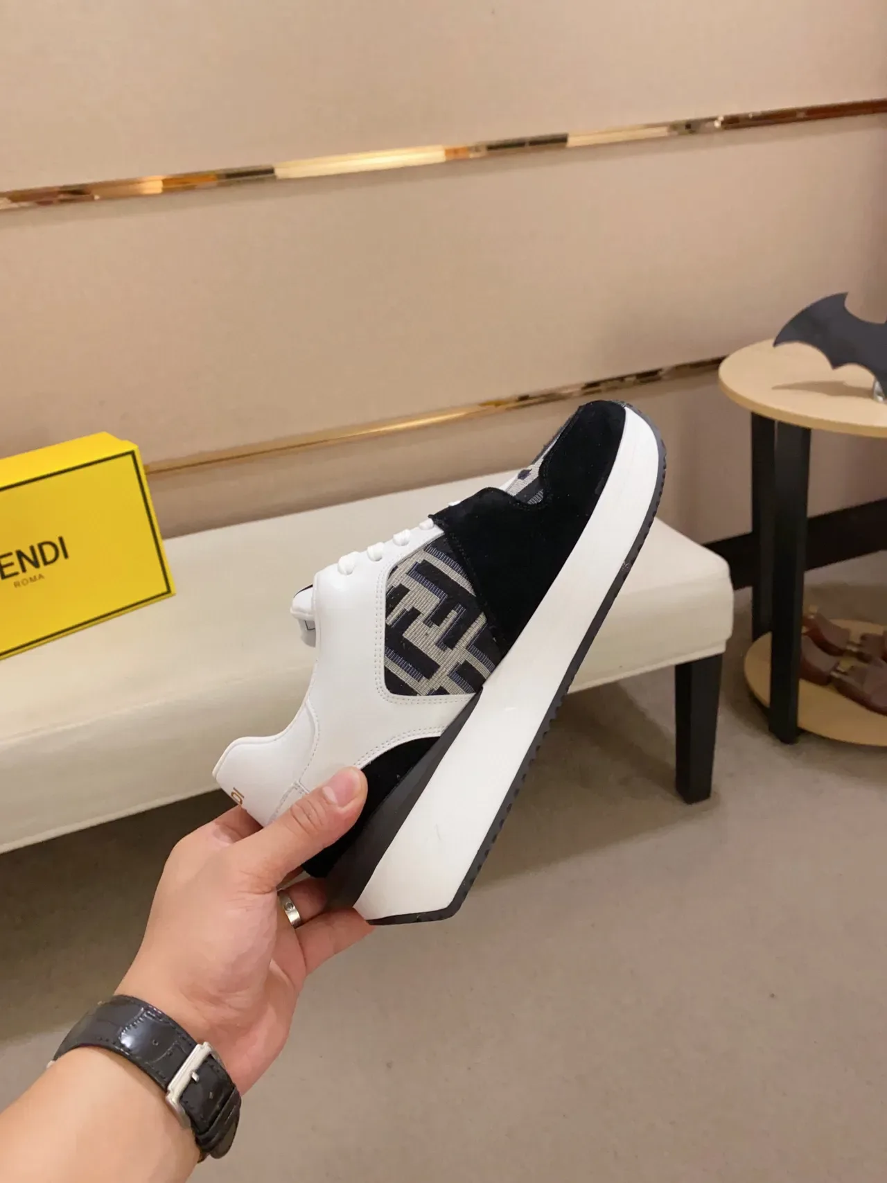 Fendi Branco Preto Monogram-Paneled Assimétrico Camada Superior Zapatilhas lifestyle 7