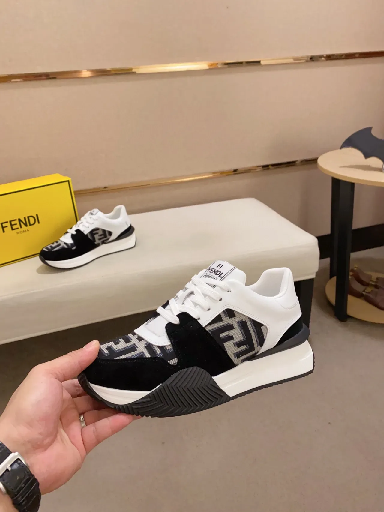 Fendi Branco Preto Monogram-Paneled Assimétrico Camada Superior Zapatilhas lifestyle 9