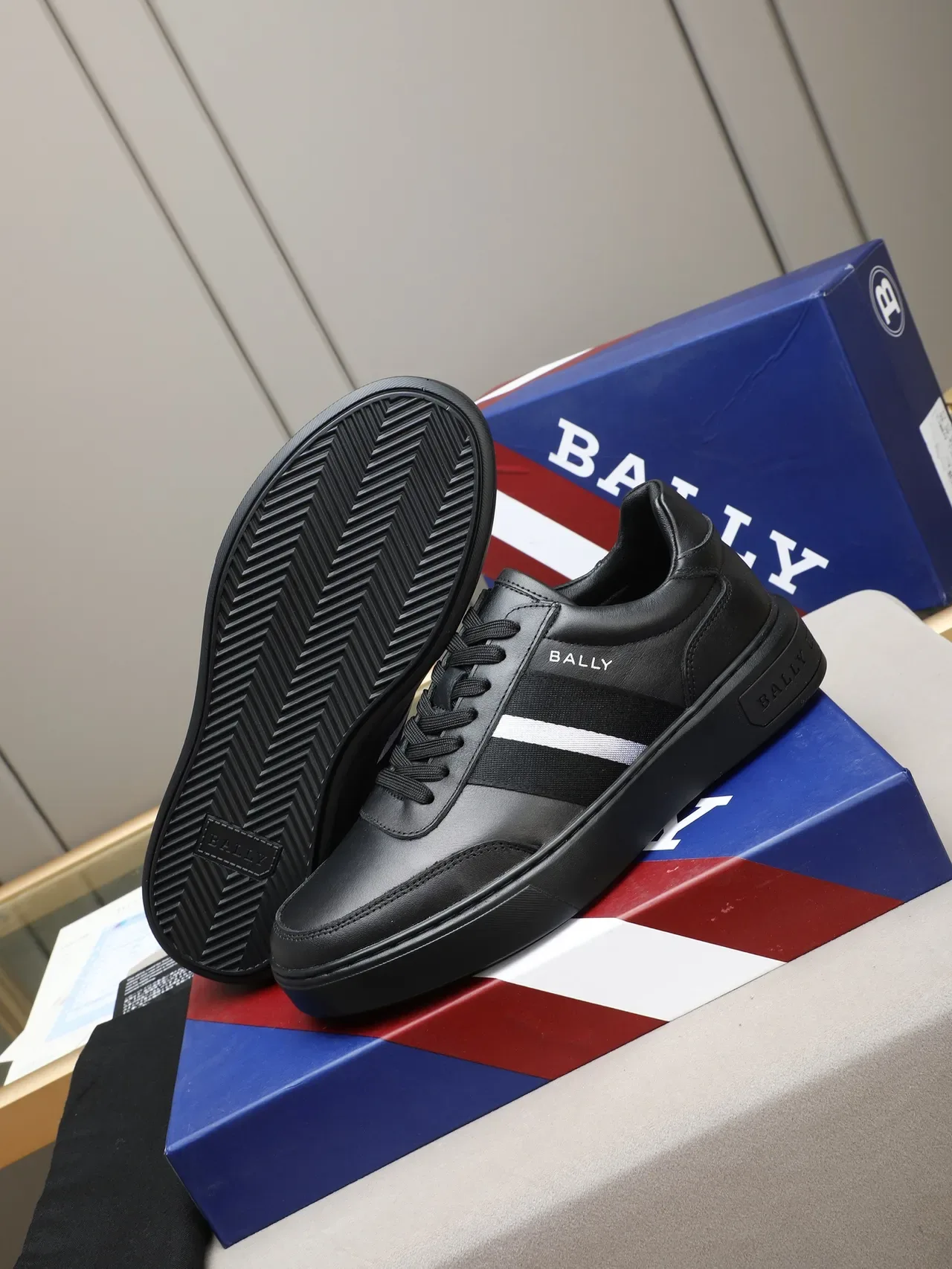 BALLY أحذية رياضية جلدية سوداء بشرائط جانبية للأسلوب الحياتي 4