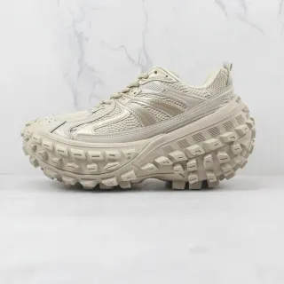 بيجي oversized lug sole شبكي وتركيبة صناعية overlay upper chunky sneakers