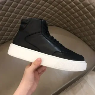 Tênis de plataforma alta preto e branco