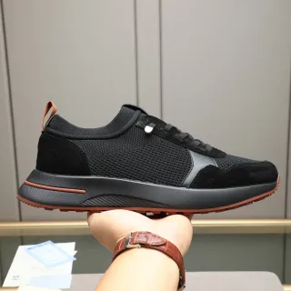 Tênis pretos e marrons com upper híbrido mesh-suede, midsole esculpido e camadas