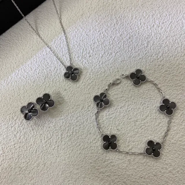 Black Enamel Four-Petal Clover Stud Earrings 2