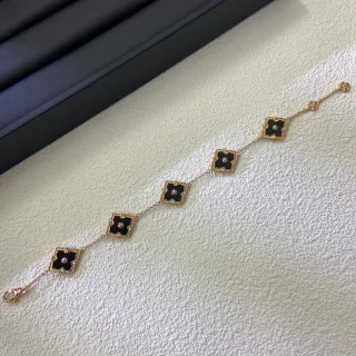 Pulsera de cadena de oro negro con esmaltes de motivos de cuatro hojas