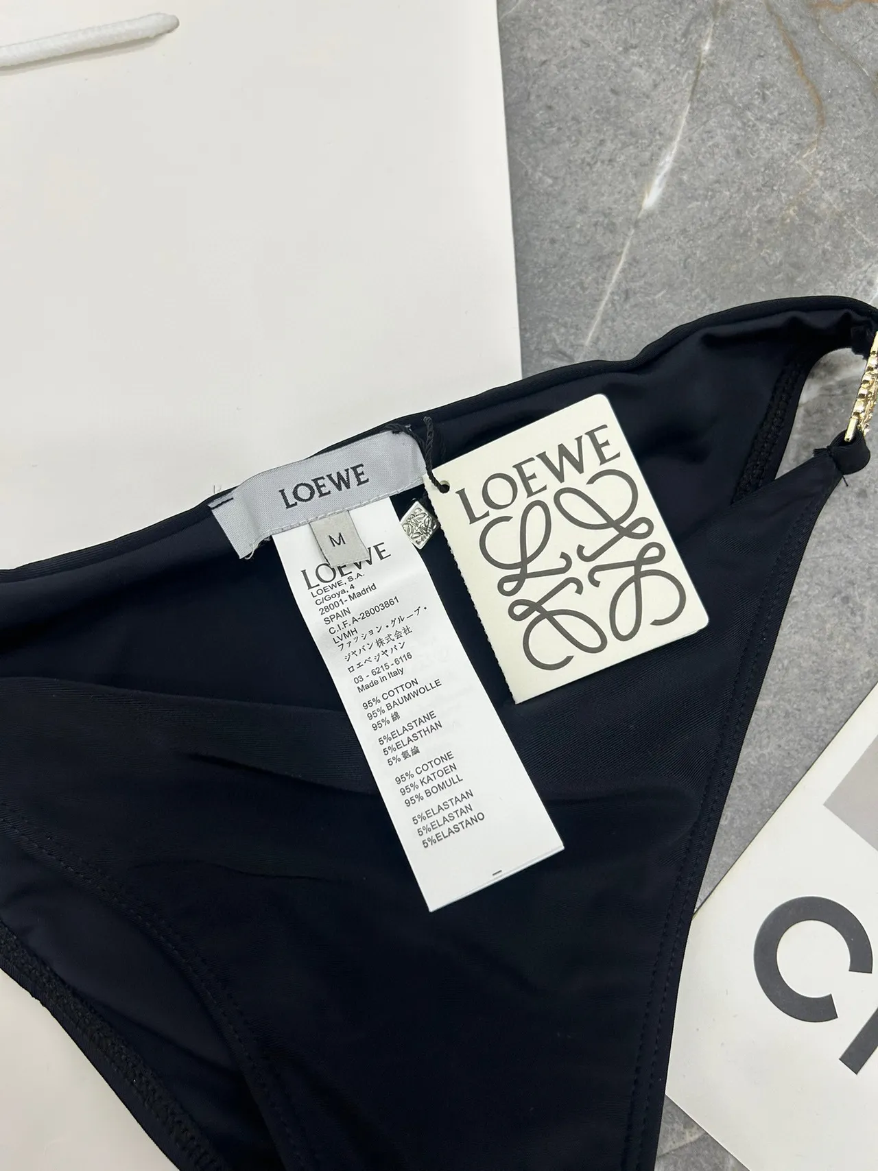 Halter triangle noir et or, bretelles croisées à la taille, maillot de bain 2