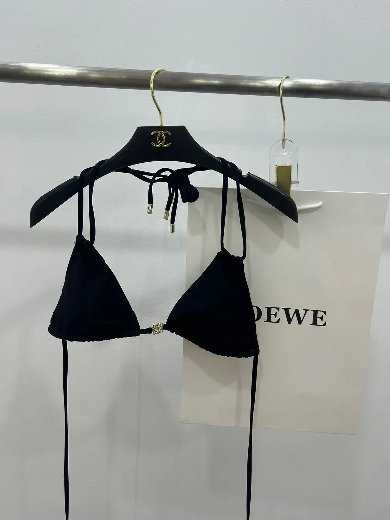 Halter triangle noir et or, bretelles croisées à la taille, maillot de bain 7