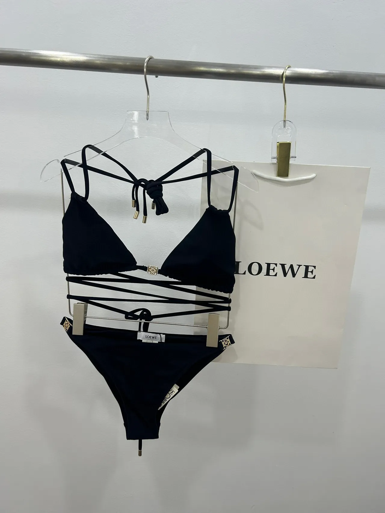 Halter triangle noir et or, bretelles croisées à la taille, maillot de bain 8