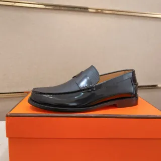 काला ग्रे पैटेंट और टेक्स्चर्ड लेदर Moc-Toe Construction Loafer