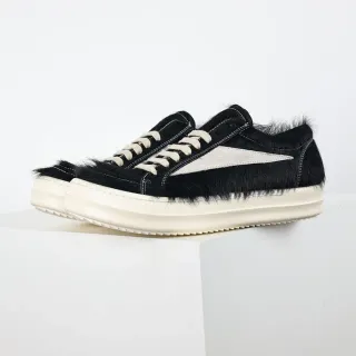 Sneakers plataforma com painel off-white e upper peludo preto