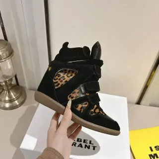 Sneakers lifestyle negros con estampado de leopardo, cutout, high-top y plataforma wedge