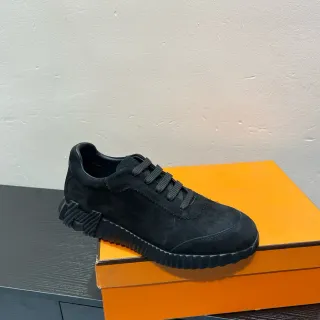 Zapatillas lifestyle con empeine de ante negro y cuello scalloped