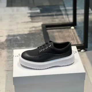 Tênis lifestyle com plataforma branca e upper texturizado preto