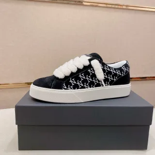 Tênis pretos e brancos com monograma de camurça plush com fecho de tira