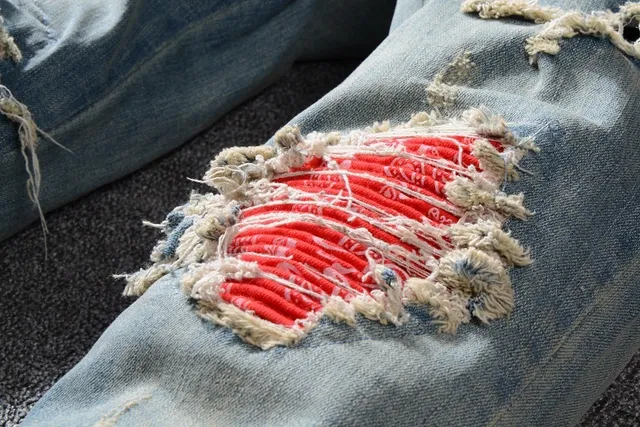 jeans bleus et rouges distressed ripped 6