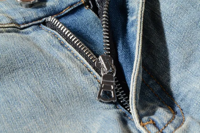jeans bleus et rouges distressed ripped 7