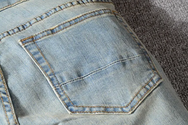 jeans bleus et rouges distressed ripped 12