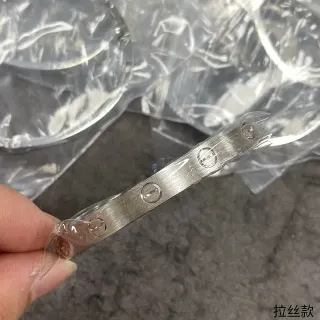 سوار معدن مصقول مع تفاصيل رأس المسمار