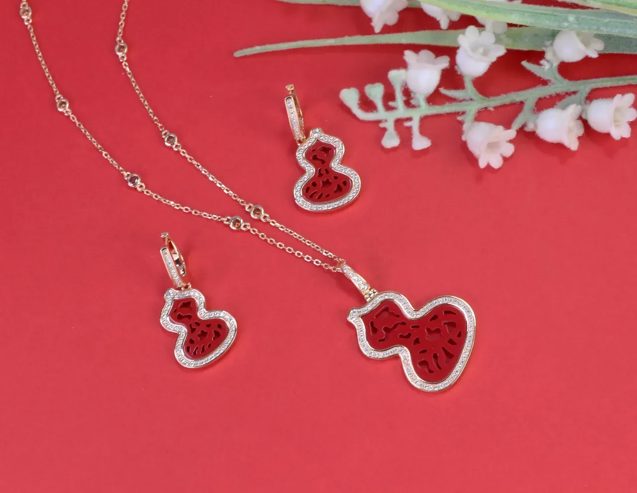 Burgundy Gold Gourd-Shaped Pendant Pavé-Set Border Necklace 6