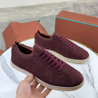 Tênis low-top de camurça com gola de tricô cor borgonha