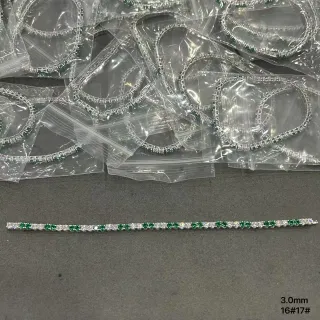 Pulsera de tenis con piedras verdes y transparentes engastadas en canal