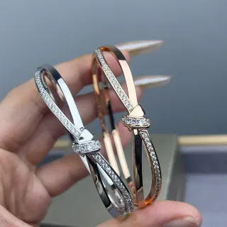 Brazaletes de bangle con motivo de nudo Pavé de dos tonos