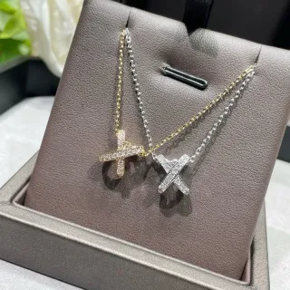 قلادات معلقة على شكل X ثنائية اللون مع Pavé