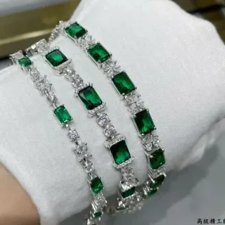 سلاسل أحجار خضراء وشفافة بقطع زمردي بلون فضي