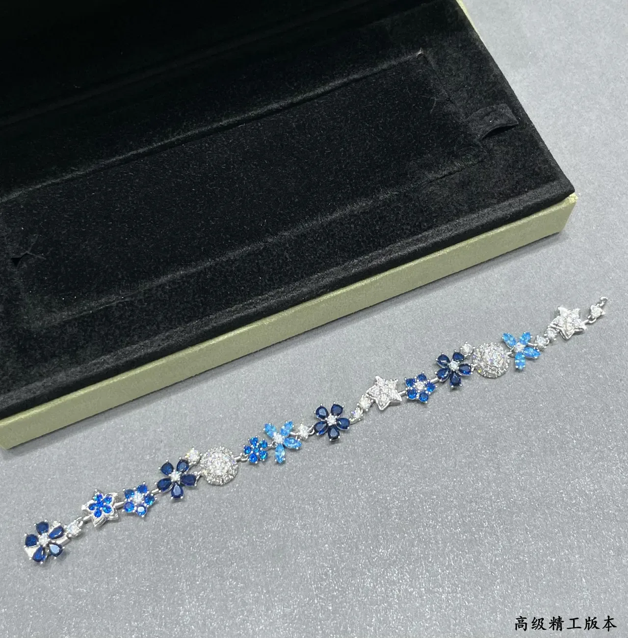 Bracelet Motif Floral et Étoile en Pierres Bleues et Transparentes 3