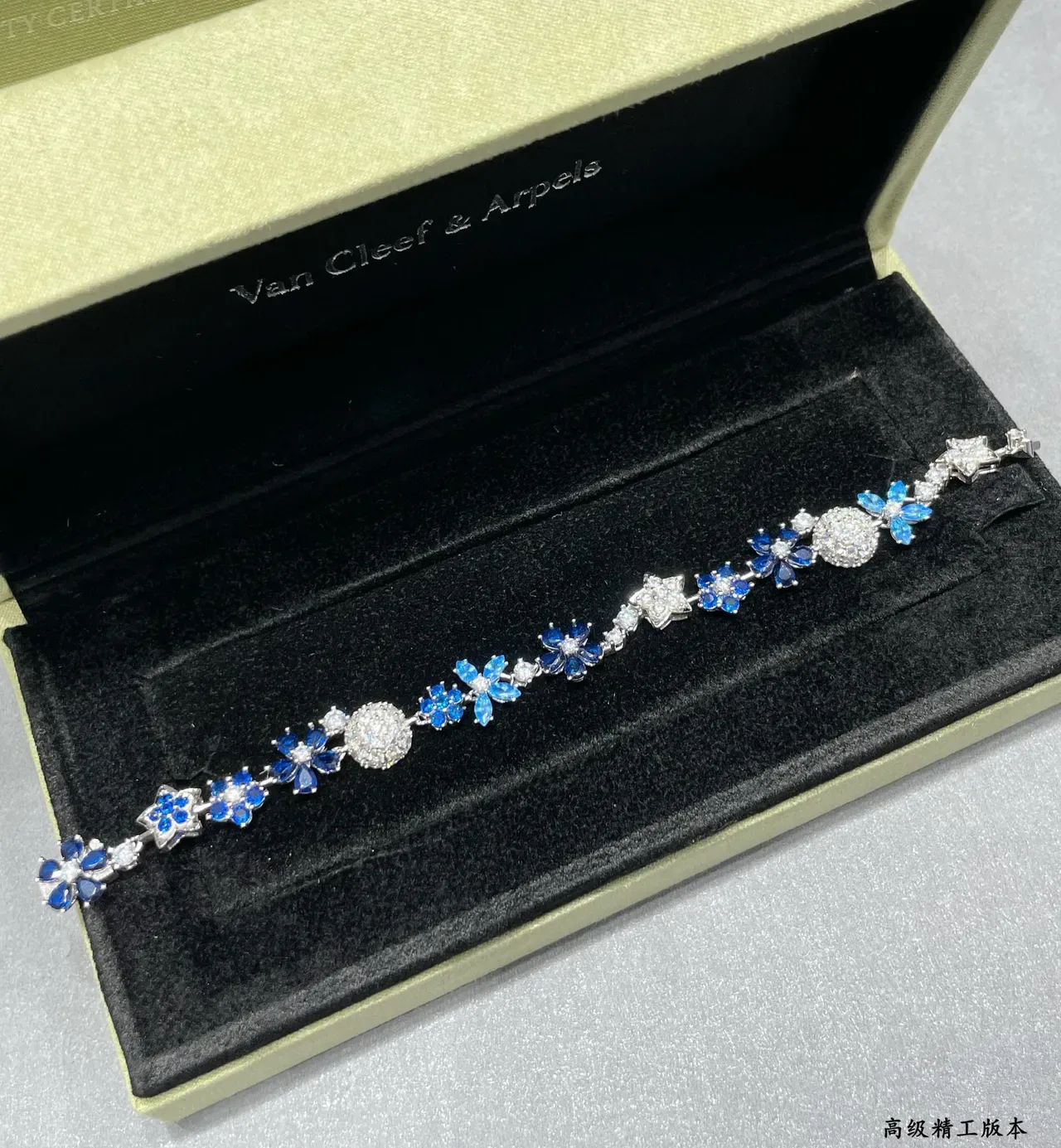 Bracelet Motif Floral et Étoile en Pierres Bleues et Transparentes 5