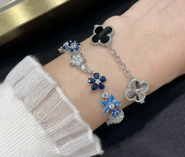 Bracelet Motif Floral et Étoile en Pierres Bleues et Transparentes 7