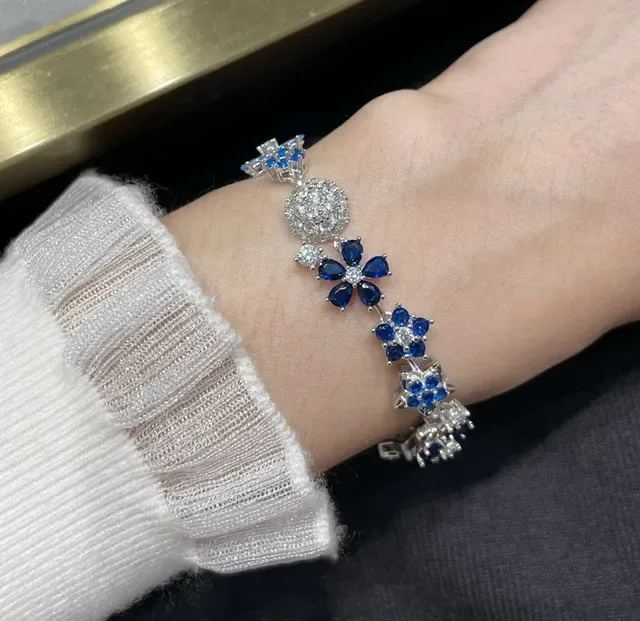 Bracelet Motif Floral et Étoile en Pierres Bleues et Transparentes 8