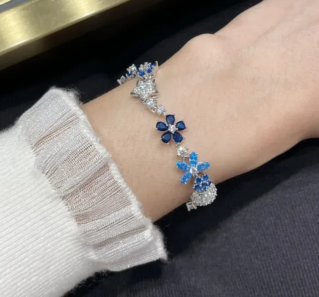 Bracelet Motif Floral et Étoile en Pierres Bleues et Transparentes 9