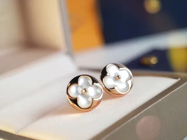 Floral Quatrefoil Mother-of-Pearl Inlay Gold-Tone Stud Earrings 6