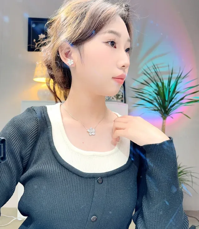 Flower-Shaped Pavé Diamond Stud Earrings 8