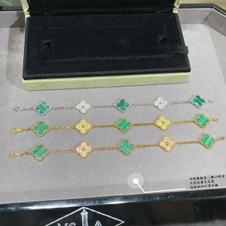Pulsera con motivo de trébol de cuatro hojas en oro verde con incrustación de malaquita