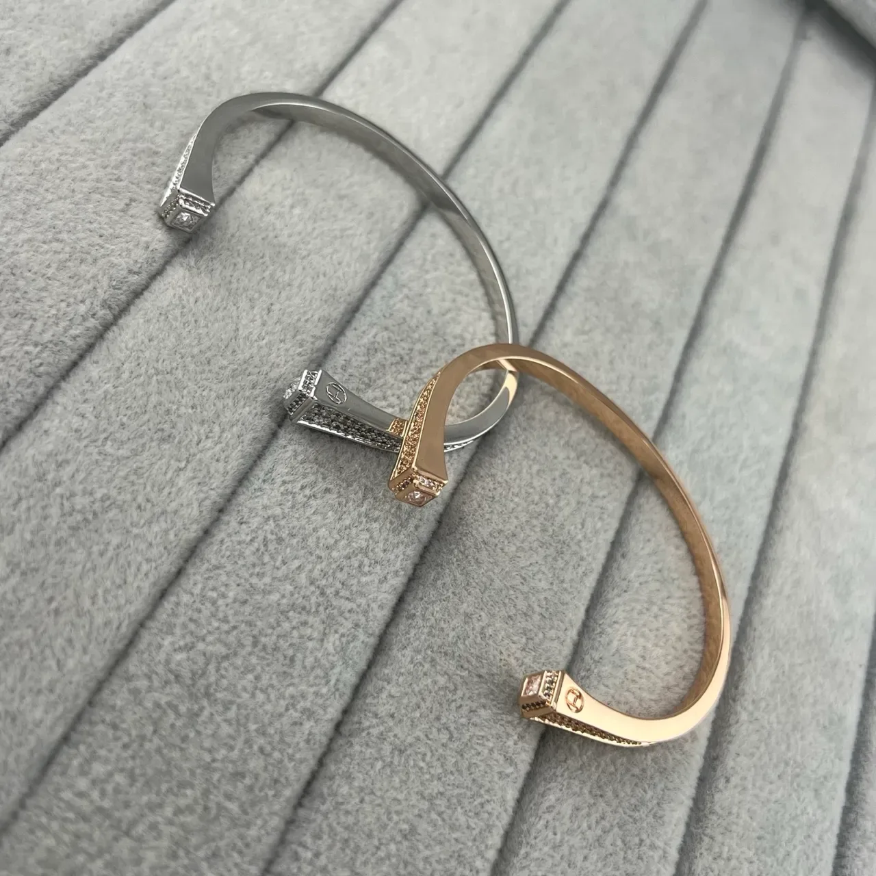 Pulseras de Oro y Plata con Piedras Pavé de Puño Abierto 5