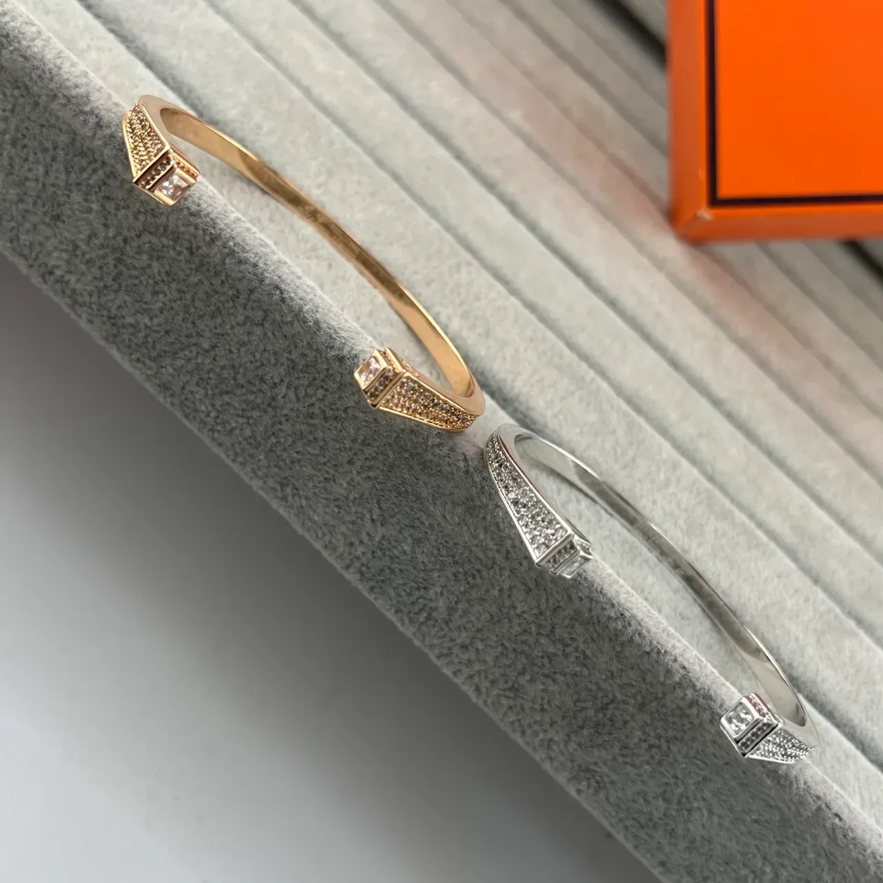 Pulseras de Oro y Plata con Piedras Pavé de Puño Abierto 6