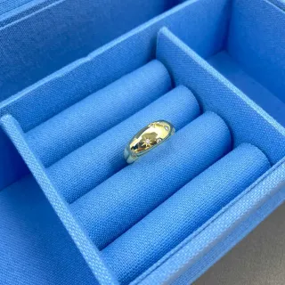 Anillo dorado con banda en forma de cúpula azul, piedras pavé redondas y starburst