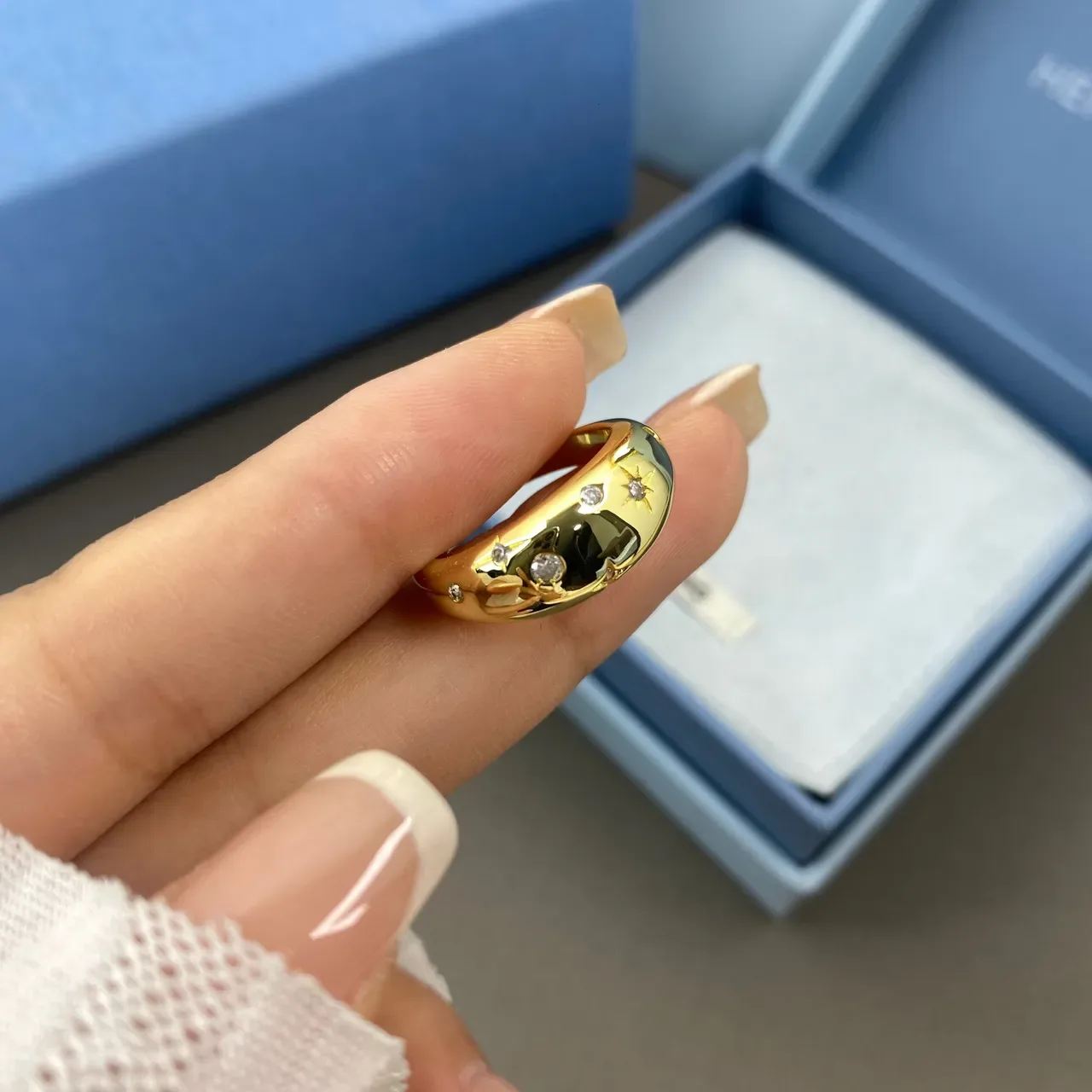 Gold Blue Dome-Shaped Band Starburst And Round Pavé-Set Stones Ring 8