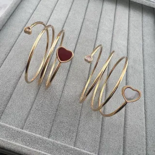 Brazalete abierto de oro borgoña con incrustación en forma de corazón